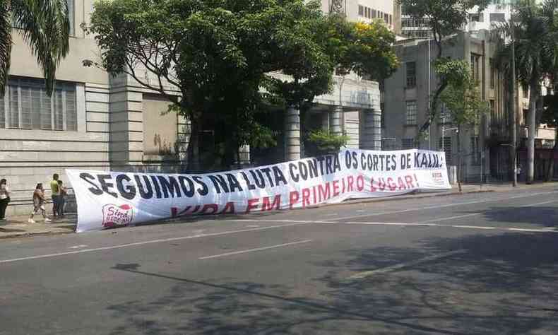 Faixa posta na porta de prefeitura nesta segunda-feira (foto: Edesio Ferreira/EM/DA Press )