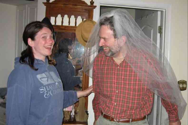Sara Faith Alterman e seu pai Ira usando um vu de casamento(foto: BBC)