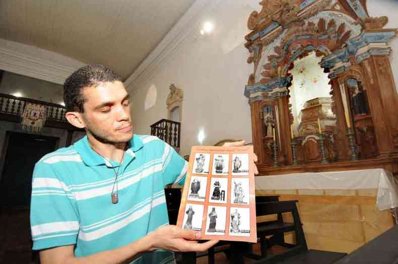 Wilton Fernandes Guimarães, presidente da Associação Sociocultural Os Bem-te-vis, com o catálogo dos bens furtados: 