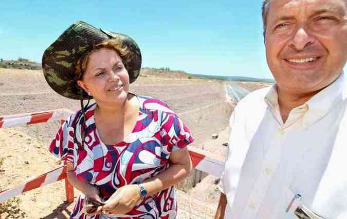 Ao lado do governador de Pernambuco, Eduardo Campos, presidenta Dilma visita as obras de integrao do Rio So Francisco(foto: Roberto Stuckert Filho/PR)