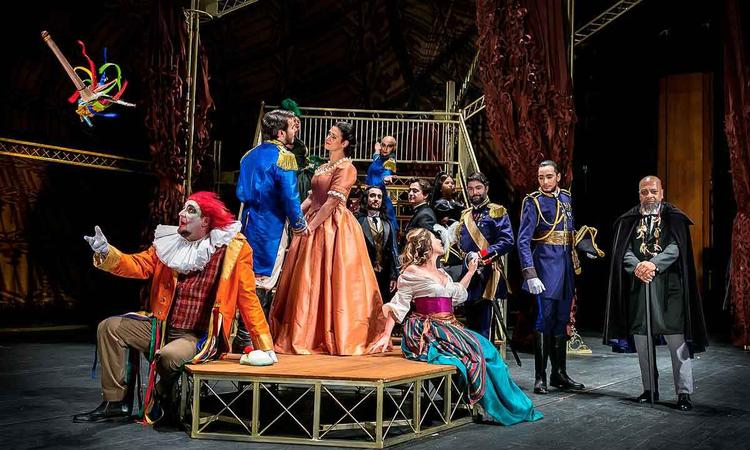 cena da montagem de Rigoletto no Palcio das Artes
