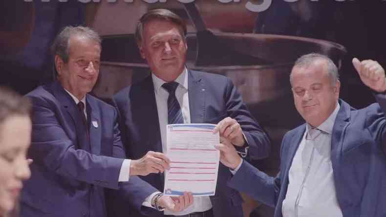Bolsonaro assinou a filiação ao PL