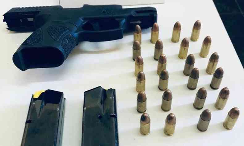 Armas apreendidas em casa em que investigado por homicdio foi encontrado