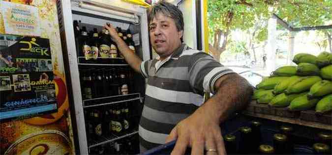 Nivaldo Bicalho, dono da Mercearia, na Praa Duque de Caxias, Bairro Santa Tereza espera vender muitas cervejas (foto: Cristina Horta/EM/D.A Press)