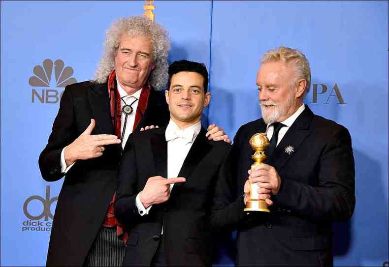 O ator Rami Malek entre os msicos do Queen Brian May e Roger Taylor. O longa sobre Freddie Mercury e o Queen, Bohemian rhapsody, saiu como grande vencedor (foto: FOTOS: MARK RALSTON/AFP)