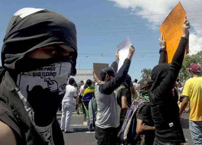 Manifestantes entraram em confronto com a polcia nas imediaes do Estdio Castelo, onde acontece o jogo entre Brasil e Mxico(foto: YURI CORTEZ / AFP)