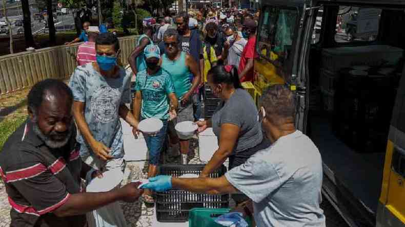 Aps aumento considervel de pessoas em situao de rua em meio  pandemia do coronavrus, municpio de So Paulo entrega cerca de 7.500 almoos por dia a quem no tem o que comer(foto: Getty Images)