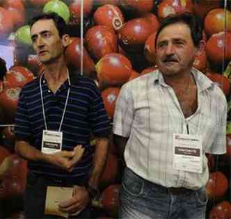 Os cafeicultores Joaquim Neto e Alisson Rossi j venderam a maior parte dos gros colhidos(foto: Jair Amaral/EM/D.A Press)