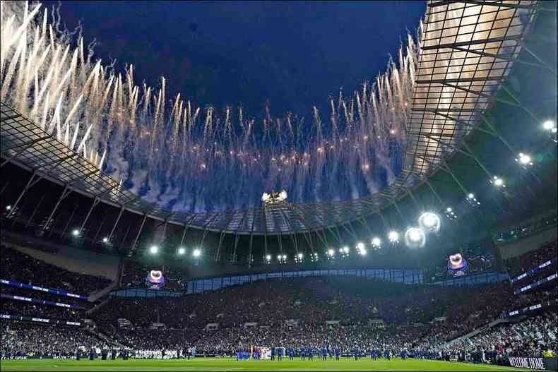 Com custo estimado de R$ 5 bilhes e capacidade para 62 mil pessoas, Hotspur Stadium foi inaugurado quarta-feira na vitria do Tottenham sobre o Palace por 2 a 0(foto: Daniel LEAL-OLIVAS/AFP)