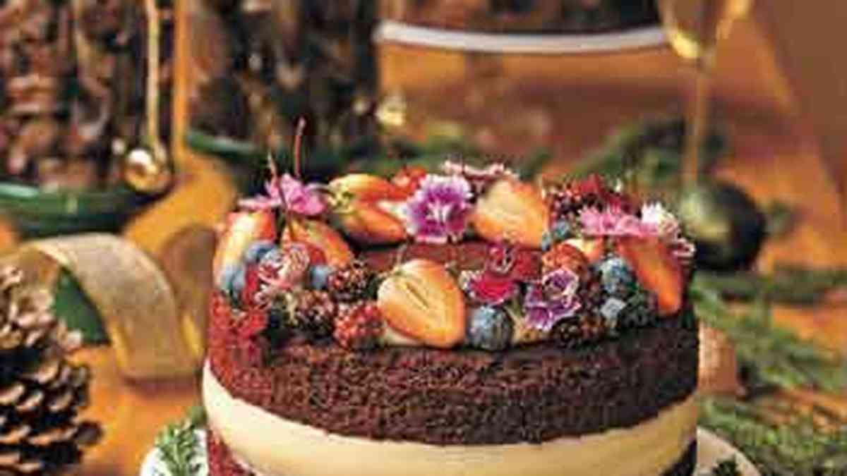 Confeiteira aposta em bolos com flores comestíveis e harmonização