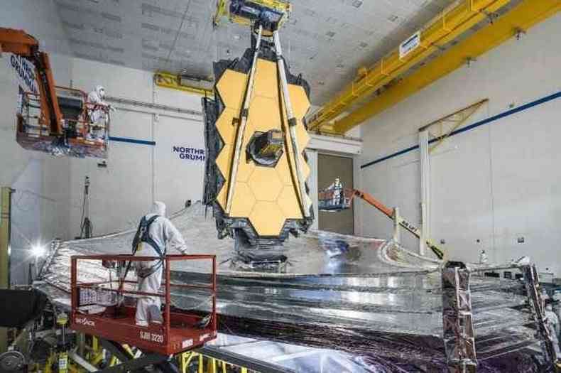 Engenheiros testam o protetor solar, uma das peas essenciais do telescpio James Webb(foto: Nasa/Divulgao)