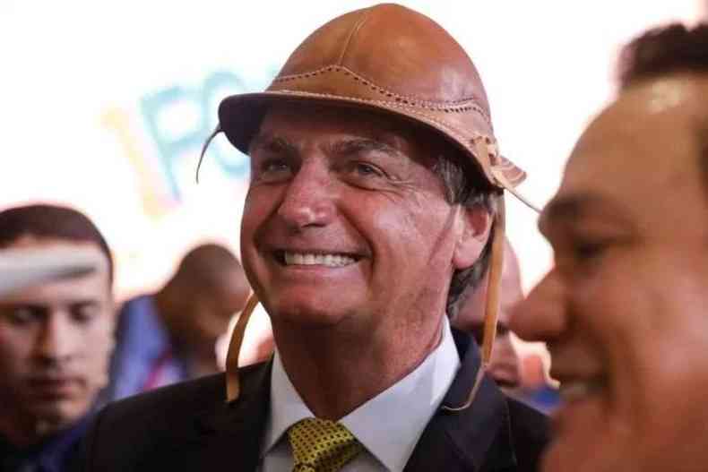 Jair Bolsonaro sorrindo com chapu tpico do nordeste