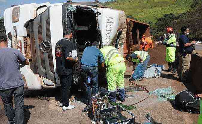 Acidente em Brumadinho deixou um carreteiro morto e parou o trnsito na regio (foto: Paulo Filgueiras/EM DA Press)