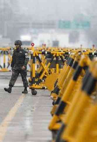 Militar sul-coreano na barreira da estrada para o complexo industrial intercoreano.(foto: Lee Jae-Won/Reuters)