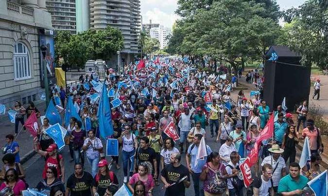 Os servidores foram da Praça da Liberdade até a Praça Sete(foto: Jéssica Souza / Sind-Ute) Os servidores foram da Praça da Liberdade até a Praça Sete(foto: Jéssica Souza / Sind-Ute)