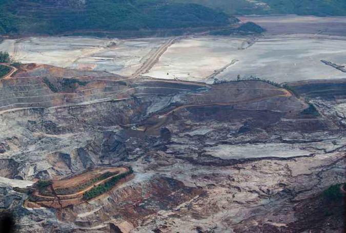 Barragem se rompeu em 5 de novembro e já deixou pelo menos 16 mortes. Três funcionários terceirizados da Samarco seguem desaparecidos(foto: Divulgação/CBMMG) Barragem se rompeu em 5 de novembro e já deixou pelo menos 16 mortes. Três funcionários terceirizados da Samarco seguem desaparecidos(foto: Divulgação/CBMMG)
