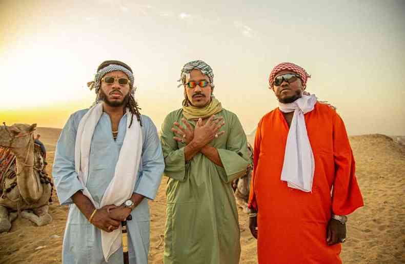 No deserto e vestindo roupas rabes, os rappers BK, Froid e Djonga gravam clipe do EP 'Egito' ao lado de um camelo