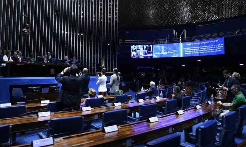 Parlamentares no plenrio do Senado