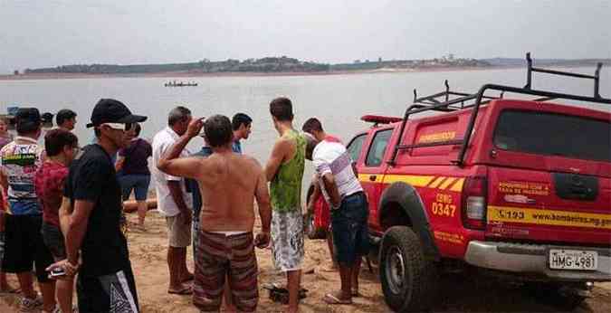 (Kleber Ayello/MinasAcontece.com.br)(foto: Moradores da regio acompanharam o trabalho dos bombeiros na represa (Kleber Ayello/MinasAcontece.com.br))