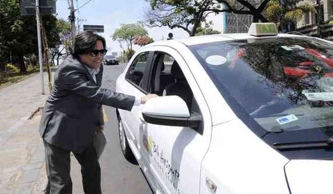 Cliente do servio de txi de BH, Cludio Aguiar fez as contas e vendeu o carro(foto: Jair Amaral/EM/D.A Press)