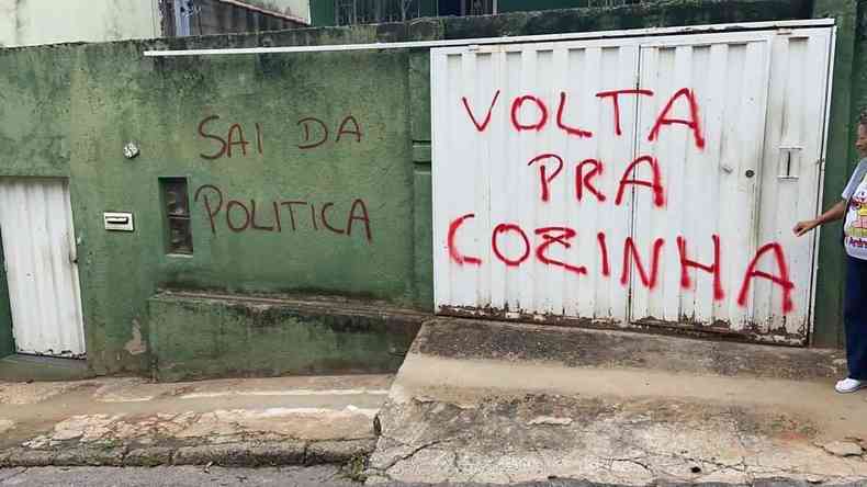 Muro pichado com os dizeres 'Sai da poltica. Vai pra cozinha'