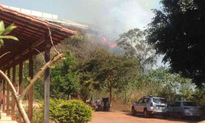 Incndio em Sabar comeou nesta manh(foto: Corpo de Bombeiros/Divulgao)