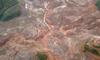Dos cerca de 55 milhes de metros cbicos de rejeitos de minrio de ferro que estavam na barragem em 5 de novembro de 2015, 32 milhes vazaram(foto: Divulgao/Assessoria de Imprensa Policia Civil de Minas )
