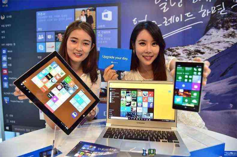 Modelos apresentam o Windows 10 rodando em diferentes dispositivos (foto: AFP PHOTO / JUNG YEON-JE )