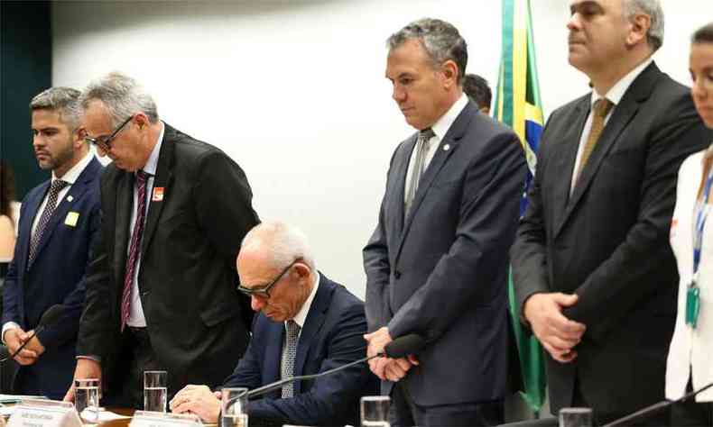 Autoridades recomendam afastamento de executivos e do presidente da Vale, Fabio Schvartsman (sentado)(foto: Marcelo Camargo/Agncia Brasil)