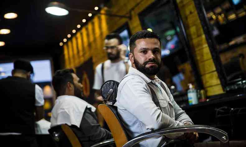 Zilson Magalhes Jnior, 35, scio da barbearia Barbudos, salo de beleza voltado para homens, localizada na zona norte de So Paulo (SP)