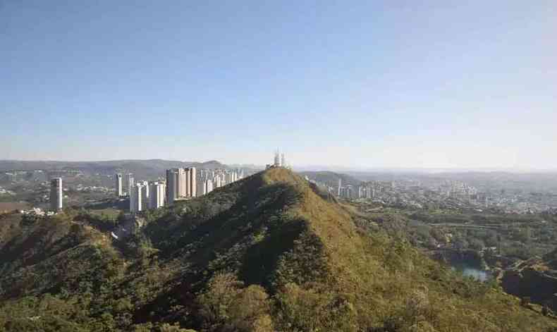 Vista da Serra do Curral com Belo Horizonte ao fundo