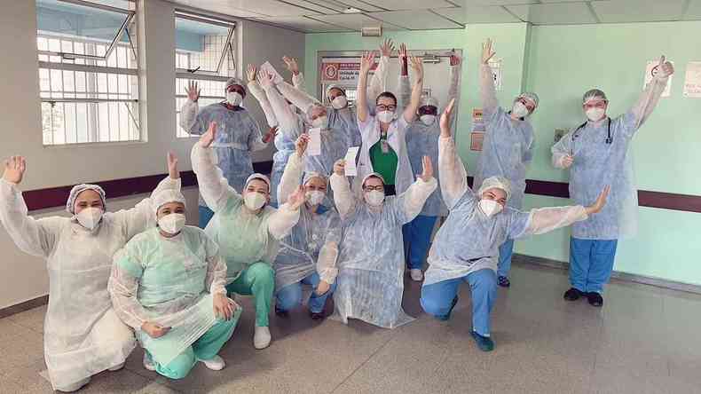 Equipe do Hospital Risoleta Neves comemora a chegada de vacinas contra a COVID-19. Hoje, comemoraram a falta de pacientes internados por COVID-19