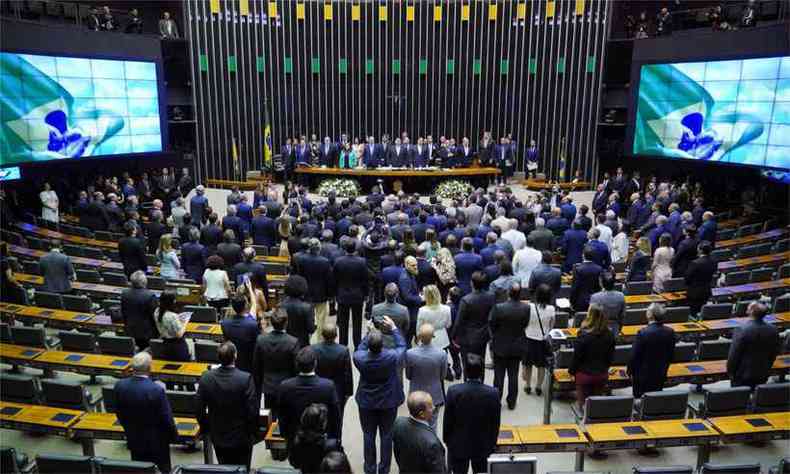 Muitas cadeiras vazias no plenrio: dos 513 deputados federais, apenas 65 compareceram  reunio da abertura do ano legislativo(foto: Pablo Valadares/Cmara dos Deputados )