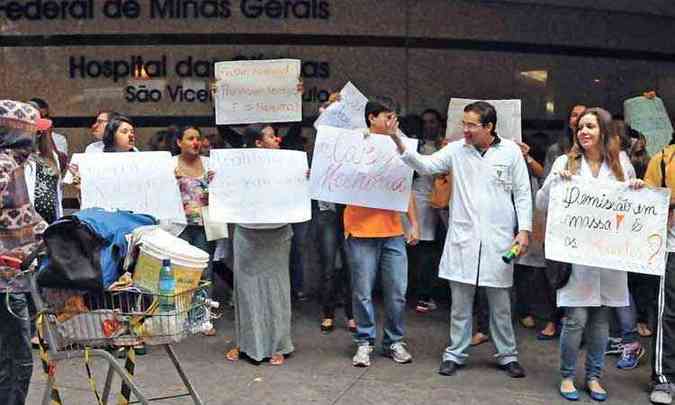 Em fevereiro, funcionrios fizeram manifestao no Hospital das Clnicas, afetado pela falta de medicamentos(foto: Paulo Filgueiras/EM/D.A Press 6/2/15)