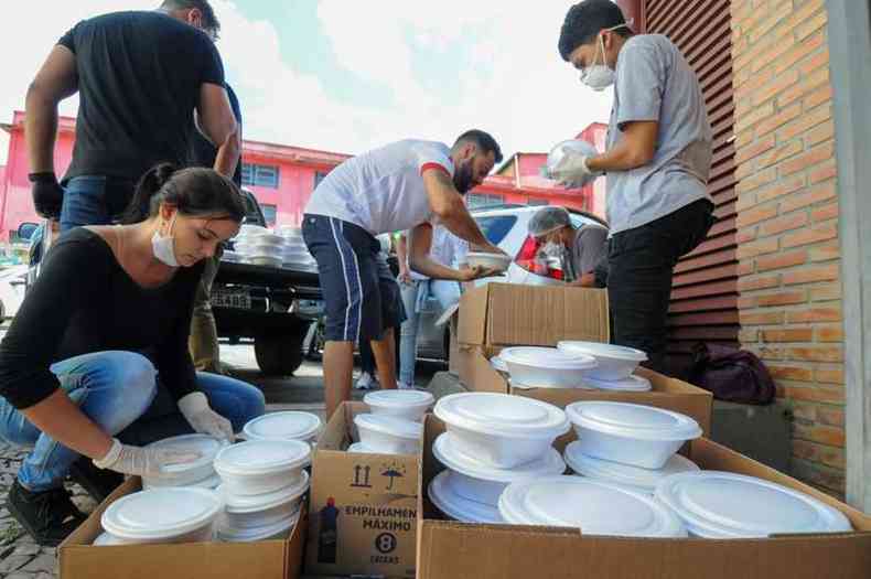 Voluntrios preparam marmitex na Lagoinha(foto: Leandro Couri/EM/D.APress)