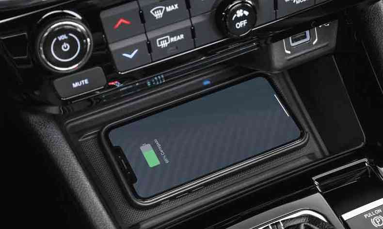 Outra novidade no Jeep Compass 2022  o sistema de recarga da bateria do celular por induo, sem fio(foto: Jeep/Divulgao)