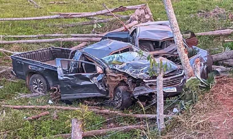 Devido  violncia da batida, os dois veculos foram para fora da estrada