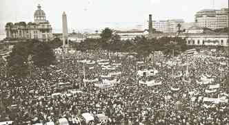 Em 1964, manifestantes contrrios a Joo Goulart lotaram a Praa da S(foto: Arquivo O Cruzeiro/EM/D.A.Press)
