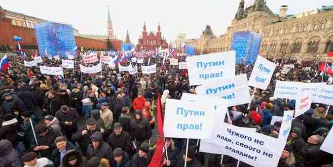 Ativistas comemoram na Praa Vermelha, em Moscou, a anexao da pennsula da Crimia  Rssia(foto: AFP Photo /Dmitry Serebryakov)