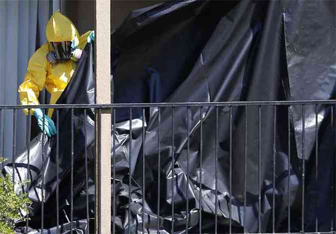 Homem trabalha em apartamento onde o homem diagnosticado com o vrus Ebola estava hospedado em Dallas(foto: REUTERS/Jim Young )