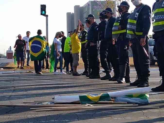 Manifestantes pr-Bolsonaro so revistados pela polcia na EsplanadaPedro Marra/EM/D.A Press