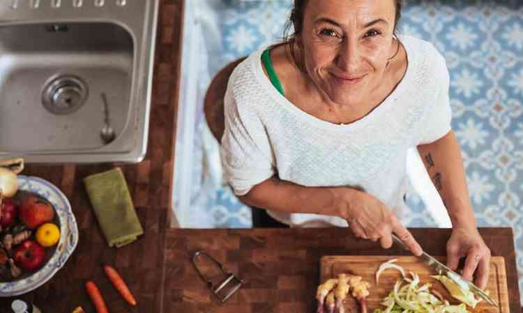 mulher cozinhando, picando verduras em uma tbua