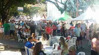Pessoas comeam a tomar as mesas e cadeiras para a Festa Italiana na Savassi(foto: Paulo Filgueiras/EM.D.A Press)