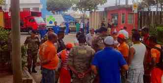 Trabalhadores da SLU em conversa com policiais militares na entrada do aterro sanitrio do Conjunto Califrnia, Regio Noroeste de BH(foto: Edsio Ferreira/EM/DA Press)