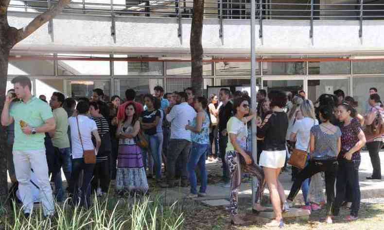 Profissionais de 32 nacionalidades inscrevem-se no exame, que termina nesta segunda-feira: 69% so brasileiros que estudaram fora do pas(foto: Paulo Filgueiras/EM/D.A Press)
