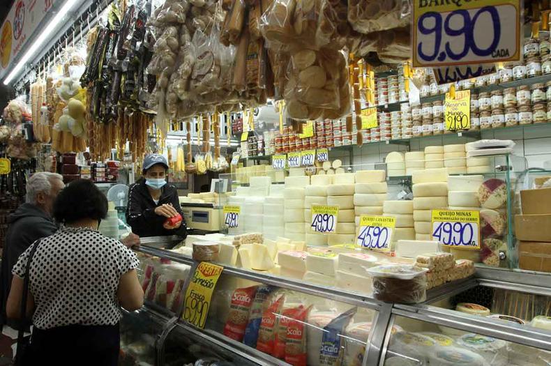 (Belo Horizonte - MG. Queijos minas  venda no Mercado Central de Belo Horizonte)