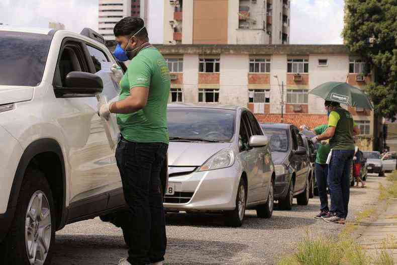 Fila de carros em Belm (PA) em drive thru monado pela Unimed local para distribuio cloroquina, azitromicina e ivermectina aos conveniados.