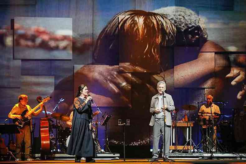 Chioo Buarque e Monica Salmaso cantam no palco, em Joo Pessoa