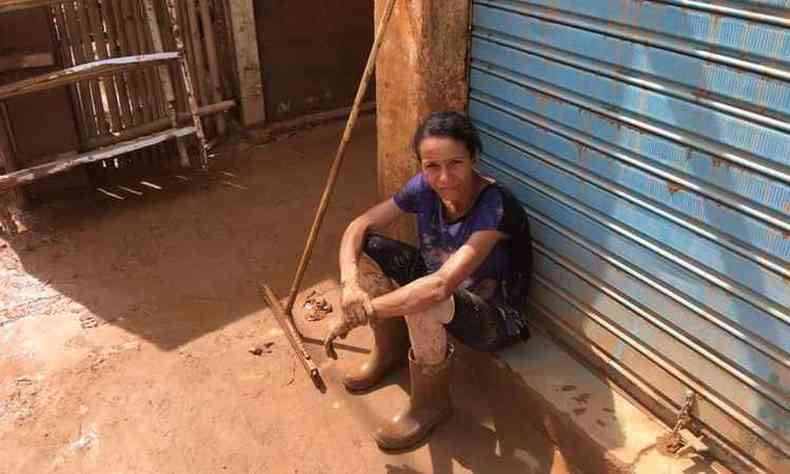 Maria da Conceio passou a tera-feira limpando a lama que chegou a dois metros de altura dentro de sua casa(foto: Joo Henrique do Vale/EM/D.A PRESS)