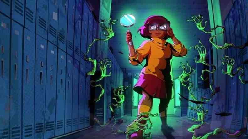 Velma em local escuro com uma lupa na mo